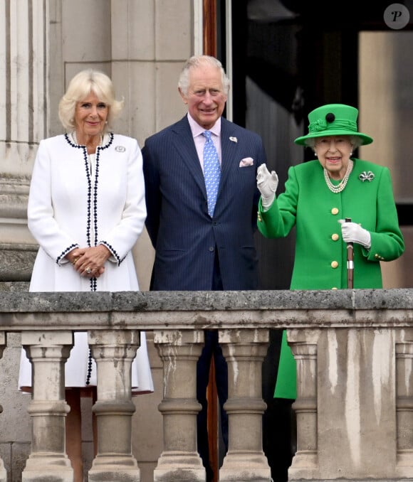 "Elle ressemble à la fois à sa mère, à la princesse Diana, et à la reine Elizabeth".
Camilla Parker Bowles, duchesse de Cornouailles, Le prince Charles, prince de Galles, La reine Elisabeth II d'Angleterre -La famille royale regarde la grande parade qui clôture les festivités du jubilé de platine de la reine à Londres le 5 juin 2022. 
