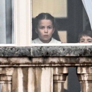 On la voit assise sur un canapé rouge, à table, ou devant les murs en pierres d'un château.
La princesse Charlotte de Cambridge - La famille royale regarde la grande parade qui clôture les festivités du jubilé de platine de la reine à Londres le 5 juin 2022. 