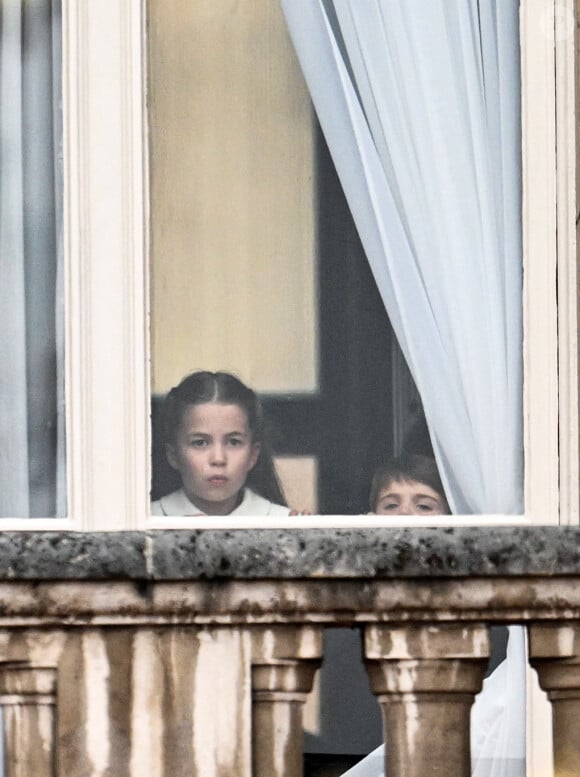 On la voit assise sur un canapé rouge, à table, ou devant les murs en pierres d'un château.
La princesse Charlotte de Cambridge - La famille royale regarde la grande parade qui clôture les festivités du jubilé de platine de la reine à Londres le 5 juin 2022. 