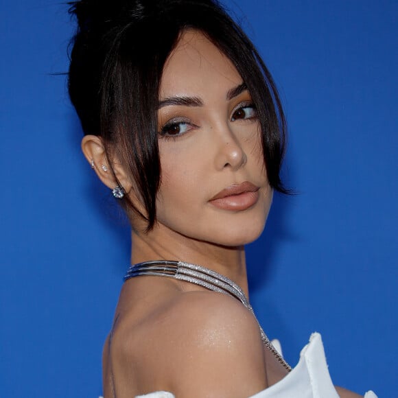 Nabilla Benattia - Photocall du gala de l'AmFar 2023 à l'Hôtel du Cap-Eden-Roc, Antibes, lors du 76ème Festival International du Film de Cannes. Le 25 mai 2023. © Moreau-Jacovides / Bestimage