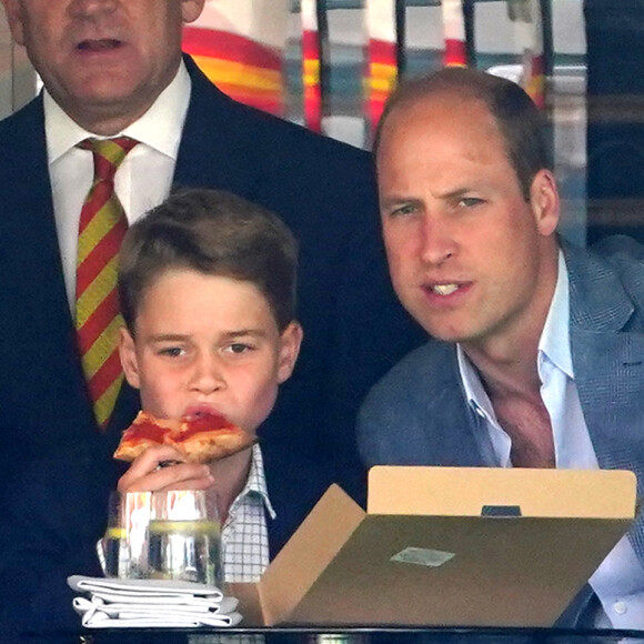 Le prince William et le prince George - Tribunes d'un match de football, 1 juillet 2023. 