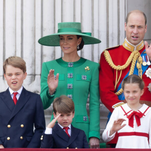 Toute la petite famille sait déjà à quoi elle ressemblera dans 10 ans ! 
Le prince George, le prince Louis, la princesse Charlotte, Kate Catherine Middleton, princesse de Galles, le prince William de Galles - La famille royale d'Angleterre sur le balcon du palais de Buckingham lors du défilé "Trooping the Colour" à Londres. Le 17 juin 2023