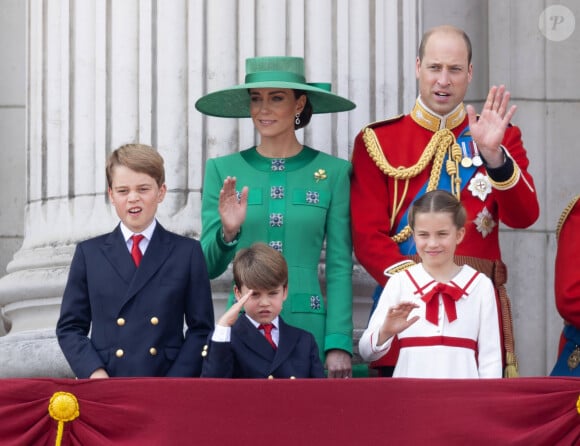 Toute la petite famille sait déjà à quoi elle ressemblera dans 10 ans ! 
Le prince George, le prince Louis, la princesse Charlotte, Kate Catherine Middleton, princesse de Galles, le prince William de Galles - La famille royale d'Angleterre sur le balcon du palais de Buckingham lors du défilé "Trooping the Colour" à Londres. Le 17 juin 2023