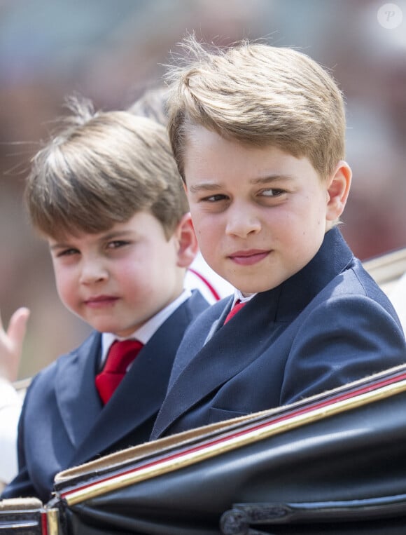 Le prince George et son petit frère Louis ont été traités par une IA.
Le prince George, le prince Louis de Galles - La famille royale d'Angleterre lors du défilé "Trooping the Colour" à Londres. 