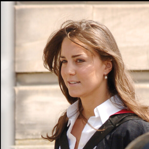 Leur mère ressemble à Louis ! 
Kate Middleton reçoit son diplôme à St. Andrew's University, en Ecosse.
