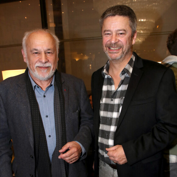 Exclusif - Francis Perrin et Thibault de Montalembert  - Cocktail après la représentation de la pièce de théâtre "Un président ne devrait pas dire ça..." au Théâtre Libre à Paris. Le 15 mars 2023 © Bertrand Rindoff / Bestimage 