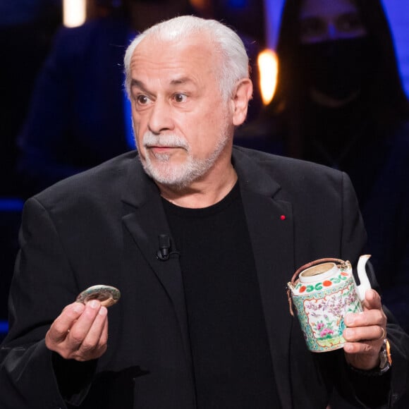 L'heureux papa de six enfants a d'ailleurs eu la chance de pouvoir le faire aux côtés de son fils Louis (né en 2002) qui a été diagnostiqué autiste à l'âge de trois ans. Comme lui, il semble pleinement s'épanouir dans l'univers du 7ème art.
Exclusif - Francis Perrin - Enregistrement de l'émission "La Boite à Secrets N°10", présentée par F.Bollaert, et diffusée le 28 janvier sur France 3. © Tiziano Da Silva / Bestimage