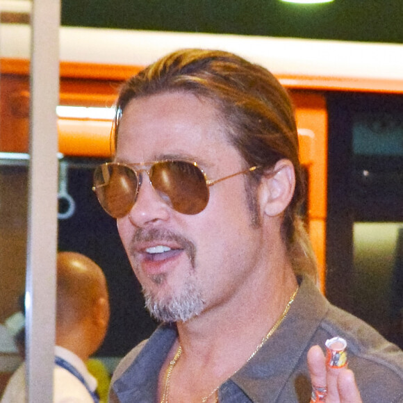 Brad Pitt et Angelina Jolie arrivent a l' aeroport de Tokyo avec 3 de leurs enfants (Pax Thien, Vivienne Marcheline et Knox Léon) Tokyo, le 27 Juillet 2013 