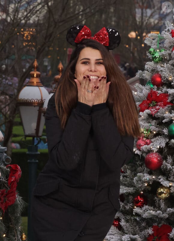 Mais ces derniers mois, la pétillante brune s'est éloignée des projecteurs pour profiter de sa petite Sasha qui a pointé le bout de son nez en mai. En couple avec Yoann Gourcuff depuis 2011, Karine Ferri est également l'heureuse maman de Maël (2016) et de Claudia (2018).
Karine Ferri et d'autres stars fêtent Noël à Disneyland Paris en novembre 2021. © Disney via Bestimage