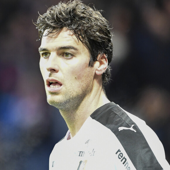 En son absence, c'est Yoann Gourcuff qui s'occupe de tout à la maison. Sur le plateau de 50' Inside en 2019, la mère de famille de 41 ans n'avait pas tari d'éloges à son sujet. "Cet homme, c'est mon autre. C'est mon pilier. C'est ma force. C'est mon tout... Yoann est mon tout".
Yoann Gourcuff - Karine Ferri encourage son compagnon Yoann Gourcuff lors du match Psg-Rennes au Parc des Princes à Paris le 6 novembre 2016. (victoire 4-0 du Psg) © Pierre Perusseau/Bestimage