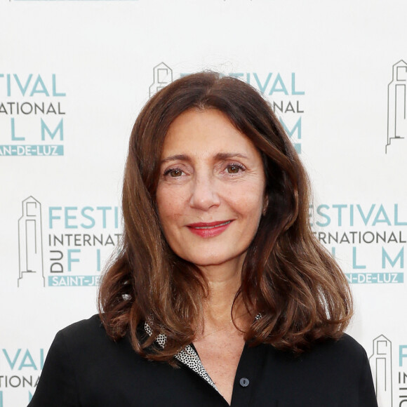 Comme pour le magazine ELLE en 2013. "J'ai toujours partagé ma vie de comédienne avec deux fils. Au début, au théâtre, ils ne venaient qu'à la fin, pour les saluts. Maintenant, j'adore les entendre se marrer dans la salle".
Valérie Karsenti lors de la soirée d'ouverture du 9ème Festival international du film de Saint-Jean-de-Luz avec la projection du film "Une comédie romantique" le 3 octobre 2022. © Patrick Bernard / Bestimage