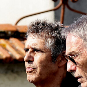 Julien Clerc et Alain Chamfort aux obsèques civiles du journaliste Gérard Leclerc au cimetière des Trois-Moutiers à Loudun, dans la Vienne, France, le 24 août 2023 © Dominique Jacovides/Bestimage