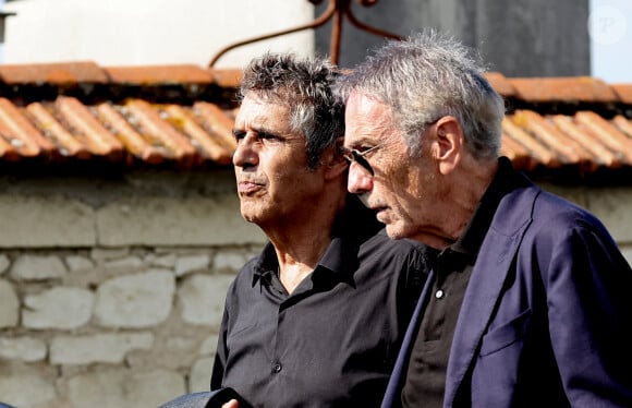 Julien Clerc et Alain Chamfort aux obsèques civiles du journaliste Gérard Leclerc au cimetière des Trois-Moutiers à Loudun, dans la Vienne, France, le 24 août 2023 © Dominique Jacovides/Bestimage