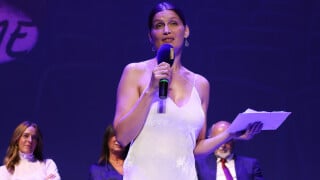 Festival d'Angoulême 2023 : Laetitia Casta sublime en robe blanche pour le final, les gagnants désignés