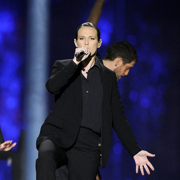 Exclusif - Lorie (Lorie Pester) - Enregistrement de l'émission "La chanson challenge" au Château de Chambord, qui sera diffusée le 26 juin sur TF1 Après le succès de la première édition, " LA CHANSON CHALLENGE " revient sur TF1 pour une soirée inédite et exceptionnelle, produite par DMLS TV, le samedi 26 juin à 21h05. " LA CHANSON CHALLENGE " est une émission au cours de laquelle de nombreux artistes vont se lancer un challenge : chanter une chanson très éloignée de leur univers habituel. © Gaffiot-Moreau / Bestimage 