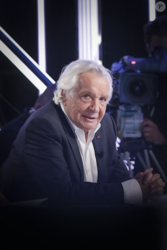 Exclusif - Michel Sardou sur le plateau de l'émission Touche pas à mon poste (TPMP) présentée en direct par C.Hanouna et diffusée sur C8 le 29 août 2022. © Jack Tribeca / Bestimage