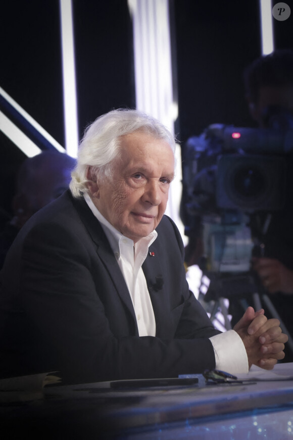 Exclusif - Michel Sardou sur le plateau de l'émission Touche pas à mon poste (TPMP) présentée en direct par C.Hanouna et diffusée sur C8 le 29 août 2022. © Jack Tribeca / Bestimage