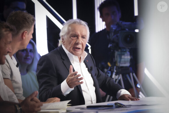 Exclusif - Michel Sardou sur le plateau de l'émission Touche pas à mon poste (TPMP) présentée en direct par C.Hanouna et diffusée sur C8 le 29 août 2022. © Jack Tribeca / Bestimage