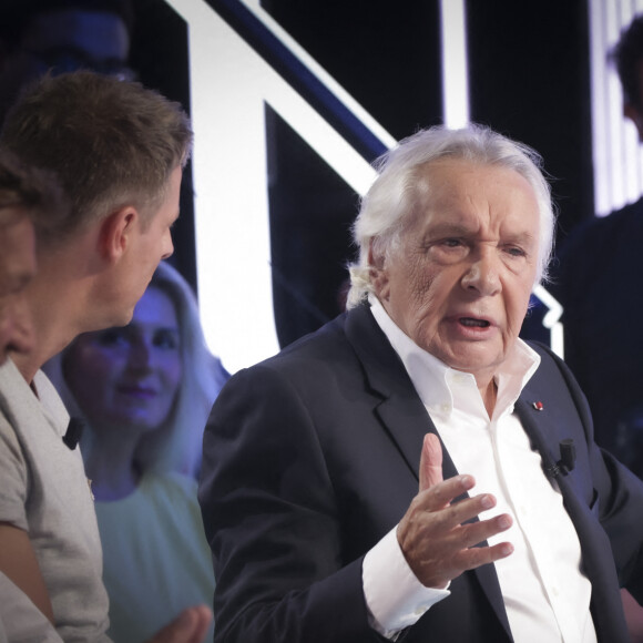 Exclusif - Michel Sardou sur le plateau de l'émission Touche pas à mon poste (TPMP) présentée en direct par C.Hanouna et diffusée sur C8 le 29 août 2022. © Jack Tribeca / Bestimage