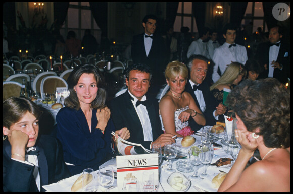 Evelyne Bouix, Michel Sardou, Jean-Pierre Cassel lors du grand prix "La Cravache d'or" à Deauville (archive)