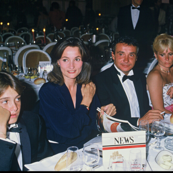 Evelyne Bouix, Michel Sardou, Jean-Pierre Cassel lors du grand prix "La Cravache d'or" à Deauville (archive)