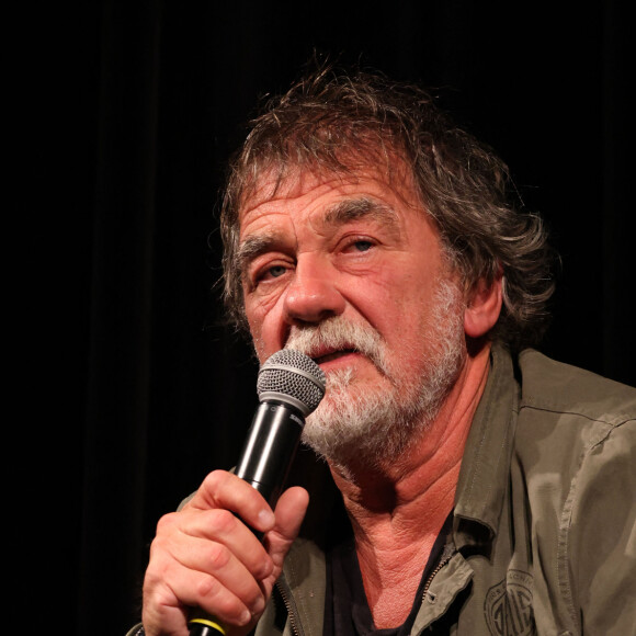 Exclusif - Olivier Marchal lors du festival "Les scènes d'Olivier Marchal" au théâtre Cravey à La Teste-de-Buch (Gironde), le 10 novembre 2022. Ce nouveau festival de théâtre, parrainé par Olivier Marchal, se déroule du 10 au 20 novembre 2022. Sur scène, il a retrouvé son premier professeur de théâtre, L.Bihoreau. Olivier Marchal est originaire de La-Teste-de-Buch, où ses parents tenaient une pâtisserie. © Jean-Marc Lhomer / Bestimage 