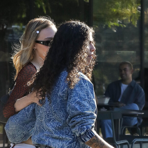 Depuis quelques mois, c'est le grand amour entre elles.
Exclusif - Lily-Rose Depp et sa compagne 070 Shake vont déjeuner à Los Angeles, le 31 juillet 2023.