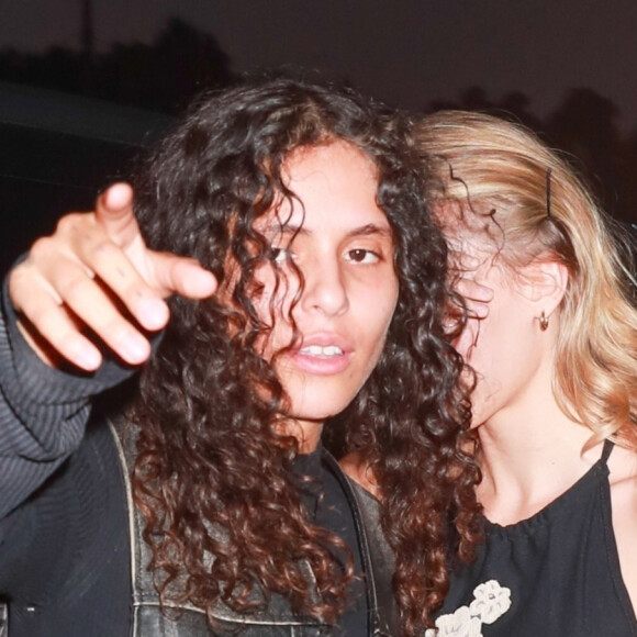 L'actrice Lily-Rose Depp et sa girlfriend 070 Shake partagent un repas au restaurant à San Monica.