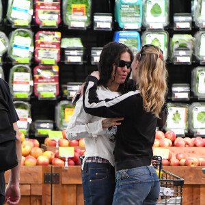 Exclusif - Lily-Rose Depp et sa compagne la rappeuse 070 Shake font leurs courses chez Whole Foods à New York City, New York, Etats-Unis, le 14 juin 2023. La star de 24 ans de The Idol portait une veste noire, un crop top blanc, un jean taille basse et des sandales. 