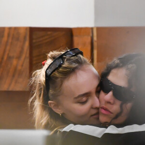 Et leurs fans vont être ravis de les voir si amoureuses.
Exclusif - Lily-Rose Depp et sa compagne la rappeuse 070 Shake font leurs courses chez Whole Foods à New York City, New York, Etats-Unis, le 14 juin 2023. La star de 24 ans de The Idol portait une veste noire, un crop top blanc, un jean taille basse et des sandales. 