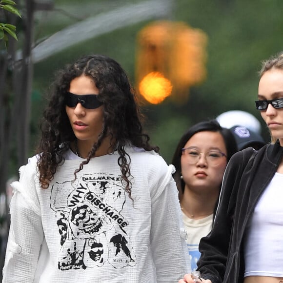 Exclusif - Lily-Rose Depp et sa compagne la rappeuse 070 Shake font leurs courses chez Whole Foods à New York City, New York, Etats-Unis, le 14 juin 2023. La star de 24 ans de The Idol portait une veste noire, un crop top blanc, un jean taille basse et des sandales. 