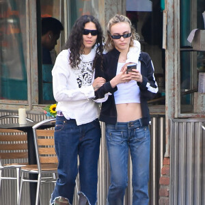 Exclusif - Lily-Rose Depp et sa compagne la rappeuse 070 Shake font leurs courses chez Whole Foods à New York City, New York, Etats-Unis, le 14 juin 2023. La star de 24 ans de The Idol portait une veste noire, un crop top blanc, un jean taille basse et des sandales. 