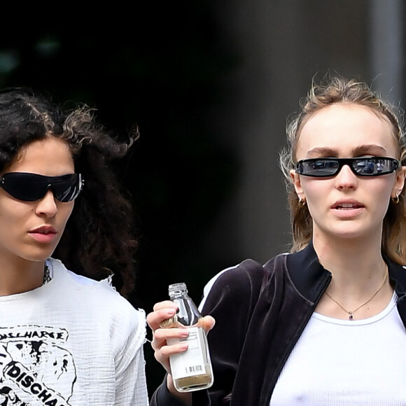 Exclusif - Lily-Rose Depp et sa compagne la rappeuse 070 Shake font leurs courses chez Whole Foods à New York City, New York, Etats-Unis, le 14 juin 2023. La star de 24 ans de The Idol portait une veste noire, un crop top blanc, un jean taille basse et des sandales. 