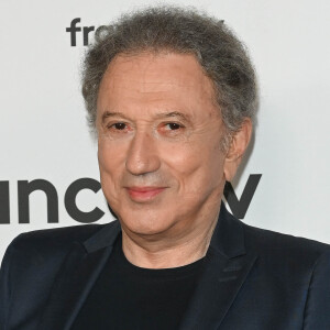 Michel Drucker au photocall pour la conférence de presse de rentrée de France TV à la Grande Halle de la Villette à Paris, France, le 6 juillet 2022. © Coadic Guirec/Bestimage