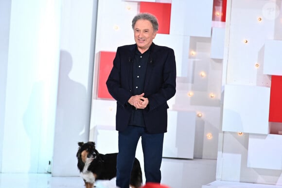 Exclusif - Michel Drucker et sa chienne - Enregistrement de l'émission "Vivement Dimanche" au Studio Gabriel, présentée par M.Drucker, et diffusée sur France 3, de 13h30 à 15h, le 28 août © Guillaume Gaffiot / Bestimage 