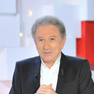 Exclusif - Michel Drucker et sa chienne Isia - Enregistrement de l'émission "Vivement Dimanche prochain" présentée par M.Drucker et diffusée le 9 mai 2021 sur France 2. Le 22 avril 2021 © Guillaume Gaffiot / Bestimage 