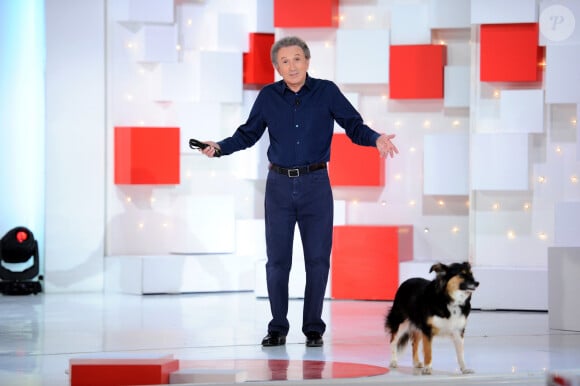 Exclusif - Michel Drucker et sa chienne Izia - Enregistrement de l'émission ' Vivement Dimanche' au studio Gabriel consacrée aux Chevaliers du fiel le 13 mai 2020 . Diffusion le 24 mai 2020 sur France 2. A cause de l'épidémie de coronavirus (COVID-19) , l'émission est tournée sans public et n'accueille qu'un seul invité en plateau. © Guillaume Gaffiot / Bestimage 