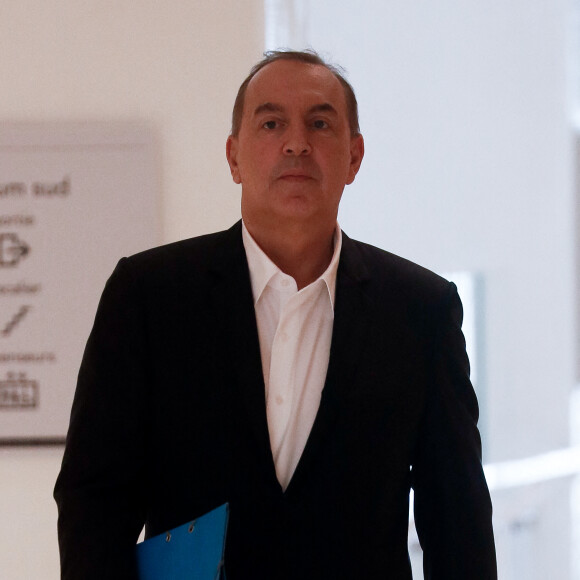 Ce mardi 29 août 2023, le tribunal judiciaire de Paris a acté une peine de six mois de prison avec sursis à l'encontre de Jean-Marc Morandini "pour harcèlement sexuel". 
Exclusif - L'animateur de radio, journaliste, présentateur de télévision et producteur français, Jean-Marc Morandini, accompagné de son avocate, maître F.Rault, arrive à la chambre correctionnelle du tribunal judiciaire de Paris Batignolles, le 14 juin 2023 © Christophe Clovis /Bestimage