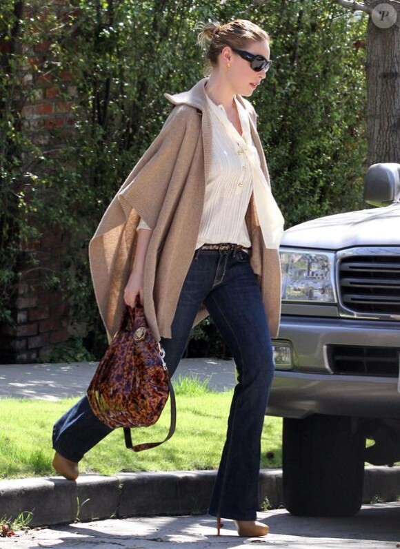 Katherine Heigl en jean et chemise blanche pour aller faire les courses à Los Angeles