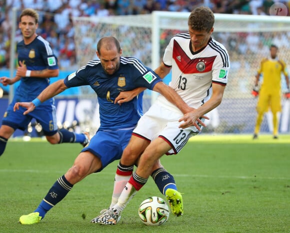 Pablo Zabaleta et Thomas Muller lors de la finale de la coupe du monde de la FIFA 2014 Allemagne-France à Rio de Janeiro, le 13 juillet 2014.