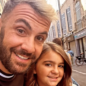 Laurent Ournac a posé aux côtés de sa fille avec sa nouvelle coupe de cheveux mardi 29 août 2023 sur Instagram
Laurent Ournac (blond) et sa fille.
