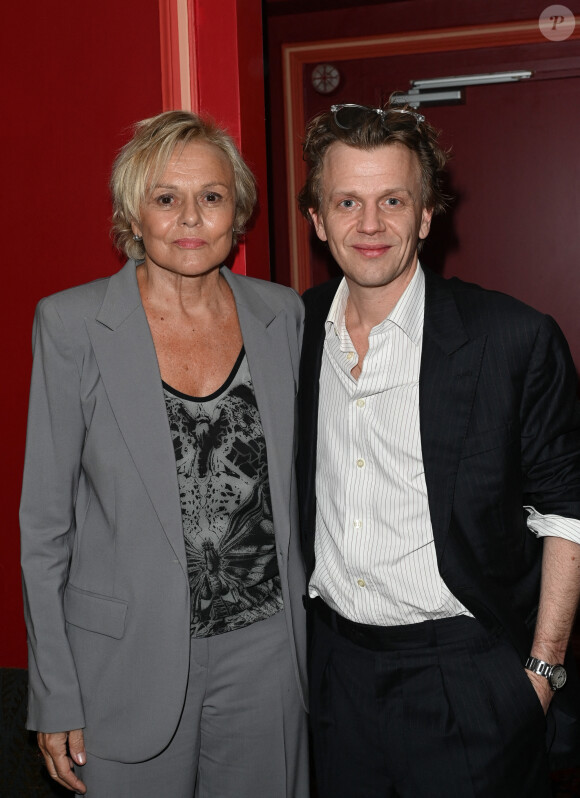 Exclusif - Muriel Robin (Grand prix du centième anniversaire de la naissance de Raymond Devos) et Alex Lutz (lauréat du Grand prix Raymond Devos de la langue française 2022) - Cérémonie de remise du prix Raymond Devos au théâtre Edouard VII à Paris cadre de la 28ème édition de la semaine de la Langue Française et de la Francophonie le 20 mars 2023. © Coadic Guirec - Cyril Bruneau / Bestimage 