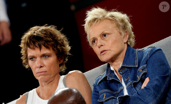 Muriel Robin et sa femme Anne Le Nen en tribune (jour 13) lors des Internationaux de France de Tennis de Roland Garros 2022 à Paris, France, le 3 juin 2022. © Dominique Jacovides/Bestimage 