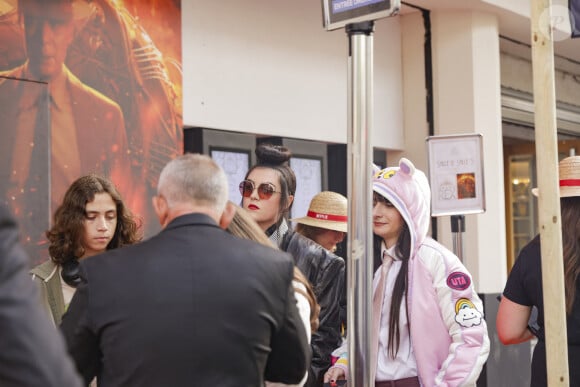 Arrivée de Hoshi et de sa compagne et manageuse Gia Martinelli à l'avant première Netflix One Piece au Grand Rex - Paris le 29/08/2023 - © Jack Tribeca / Bestimage 