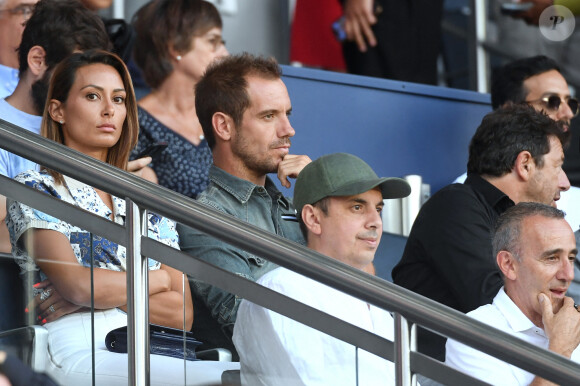 Richard Gasquet et sa compagne en tribune lors du match de football en ligue 1 Uber Eats PSG - Montpellier (5 - 2) au Parc des Princes à Paris le 13 août 2022.