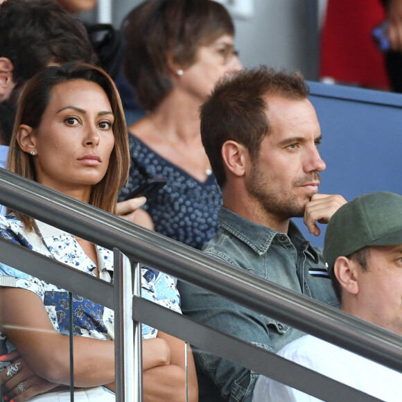 Richard Gasquet et sa compagne en tribune lors du match de football en ligue 1 Uber Eats PSG - Montpellier (5 - 2) au Parc des Princes à Paris le 13 août 2022.
