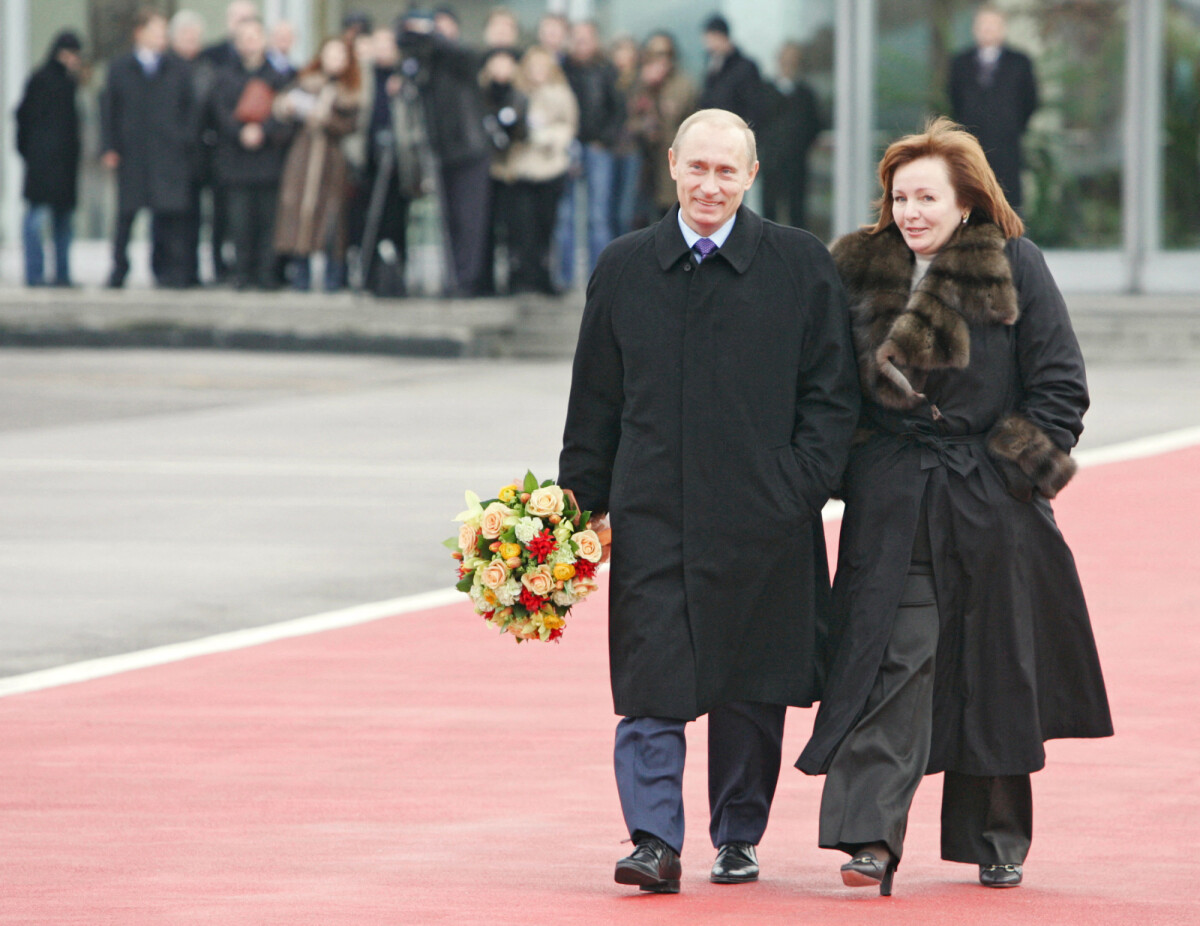 Photo Vladimir Poutine Et Son pouse De L poque Lioudmila Attendant 