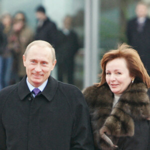 Vladimir Poutine et son épouse de l'époque Lioudmila attendant un meeting avec le président George Bush et sa femme Laura Bush à Moscou le 15 novembre 2006