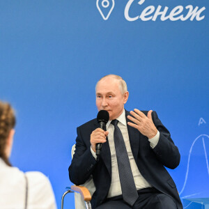 Le président russe Vladimir Poutine donne une leçon ouverte dans le cadre des Conversations importantes lors de sa visite au laboratoire de gestion Senezh à Solnechnogorsk, à 60 km au nord-ouest de Moscou. Yekaterina Chesnokova/POOL/TASS