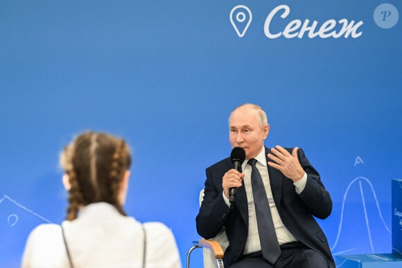 Le président russe Vladimir Poutine donne une leçon ouverte dans le cadre des Conversations importantes lors de sa visite au laboratoire de gestion Senezh à Solnechnogorsk, à 60 km au nord-ouest de Moscou. Yekaterina Chesnokova/POOL/TASS